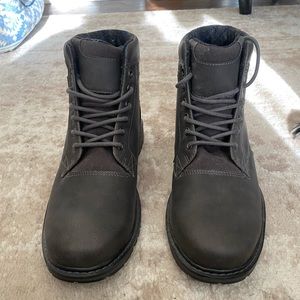 NEW Men’s grey fashion Boots 10.5 Falls creek